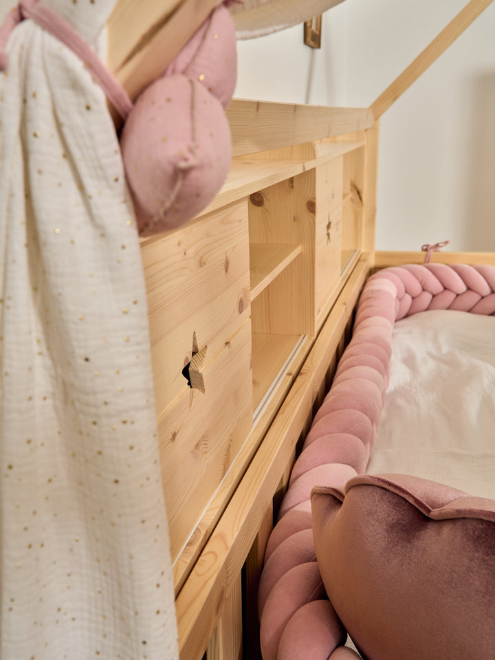 Chambre d'enfant avec lit cabane Soho au toit inversé et armoires de rangement murales