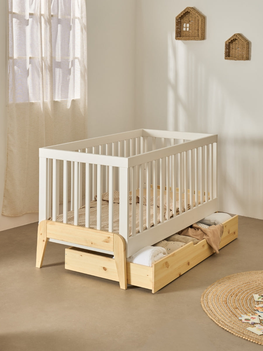 Lit bébé Pianna avec tiroir de rangement intégré, dans une chambre lumineuse aux tons doux et naturels.
