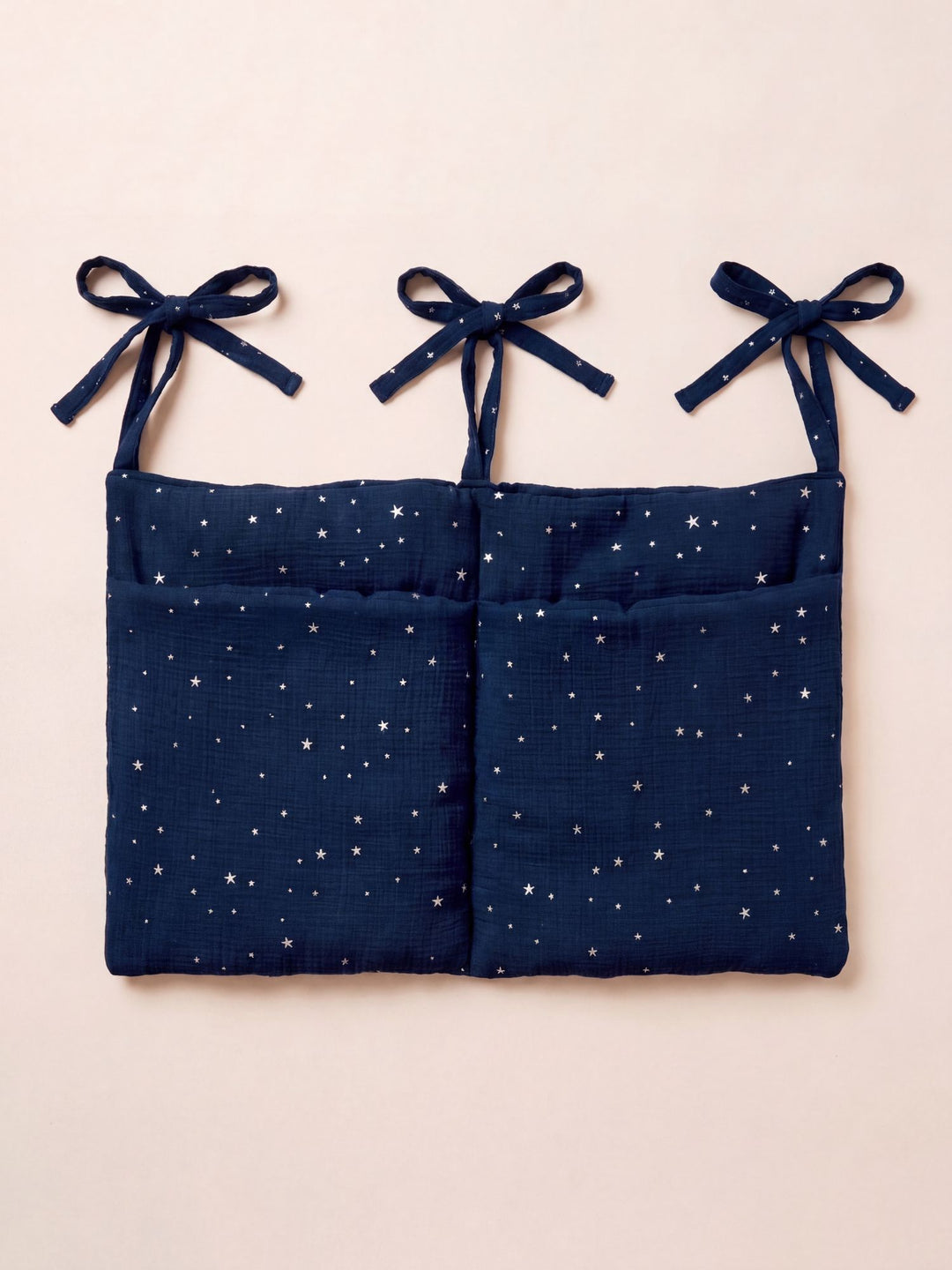 Pochette de rangement Cabania bleu ciel à étoiles argentées, pour accessoires bébé ou cosmétiques.