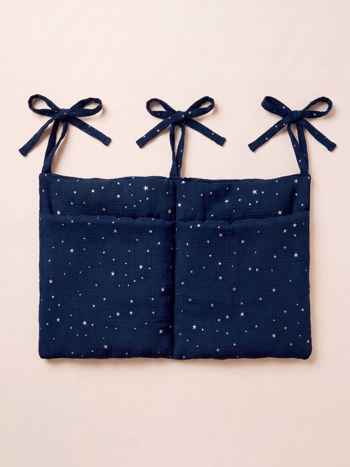 Pochette de rangement Cabania bleu ciel à étoiles argentées, pour accessoires bébé ou cosmétiques.