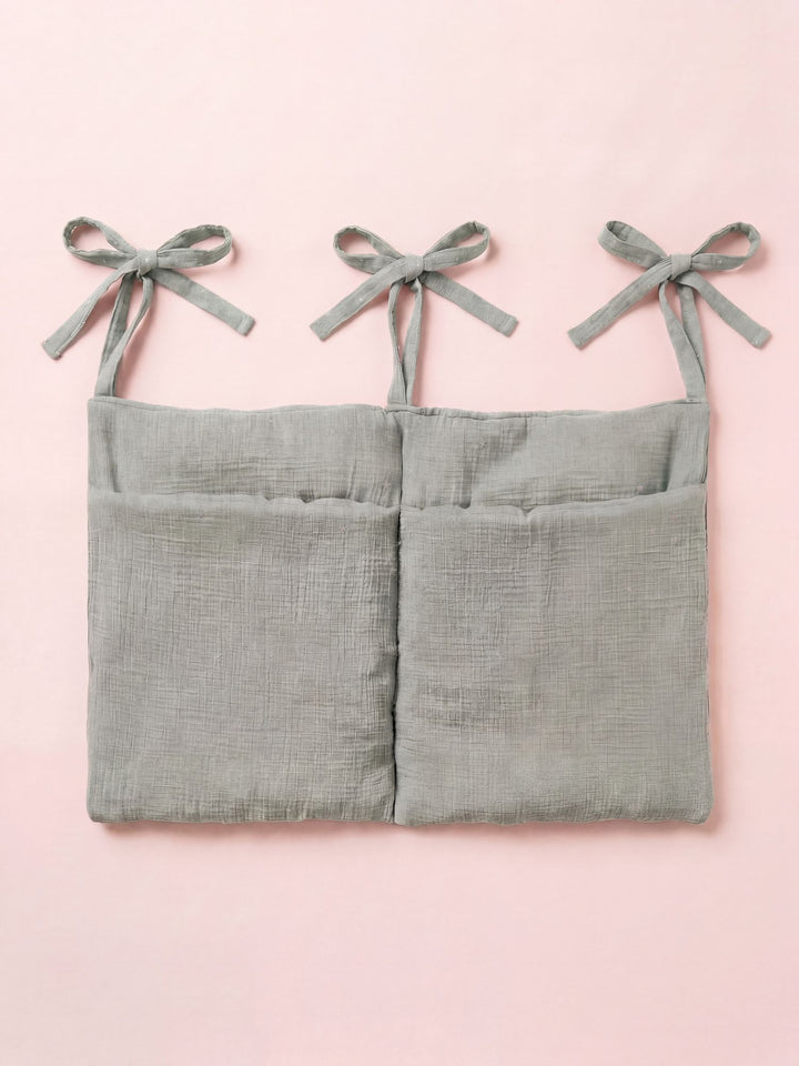 Pochette de rangement Cabania vert sauge élégante pour accessoires de voyage et organisation.