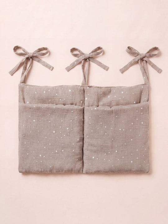 Pochette de rangement Cabania beige à étoiles argentées, collection bébé, pour berceau ou lit bébé.