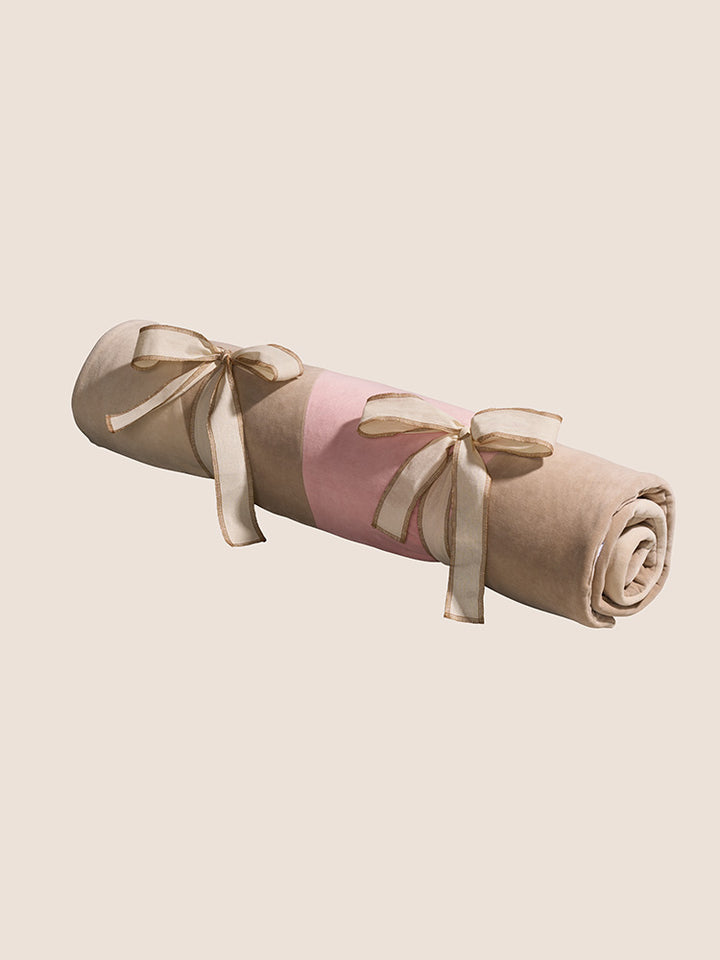Tapis rectangulaire Cabania en velours doux, couleurs rose et beige, enroulé