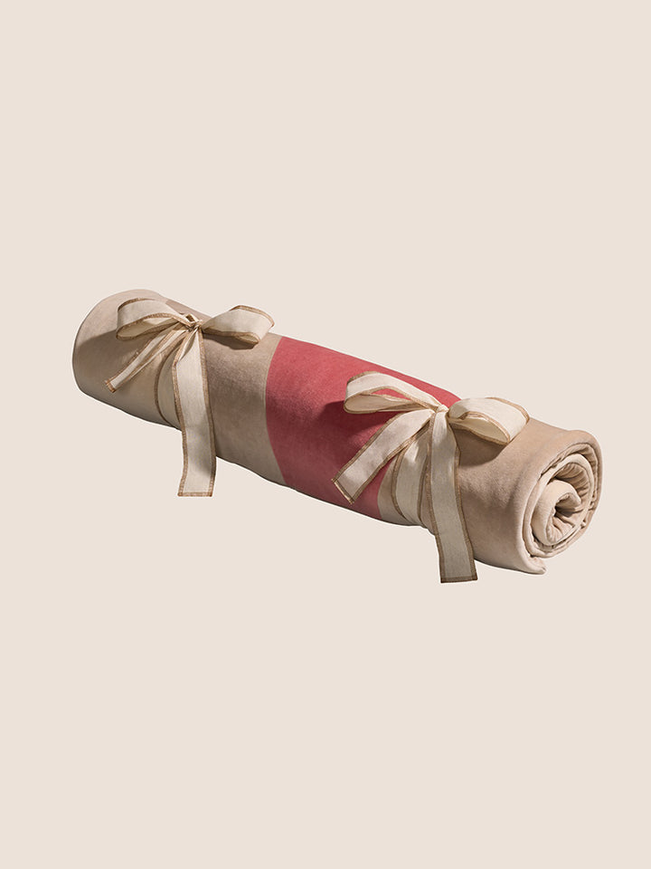 Tapis de sol Cabania en velours doux, nuances rouge brique et beige, enroulé