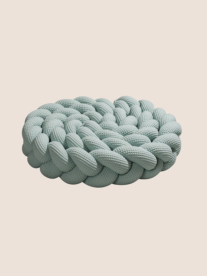 Le lit cabane de votre enfant devient un petit nid cosy et safe avec cette tresse de lit en tissu nid d'abeille couleur vert sauge. 