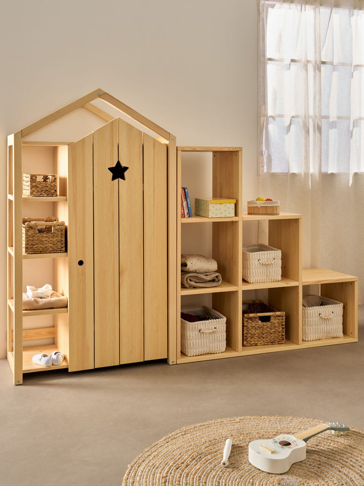 Armoire cabane fermée dans une chambre d'enfant, à côté de cubes de rangement en escalier
