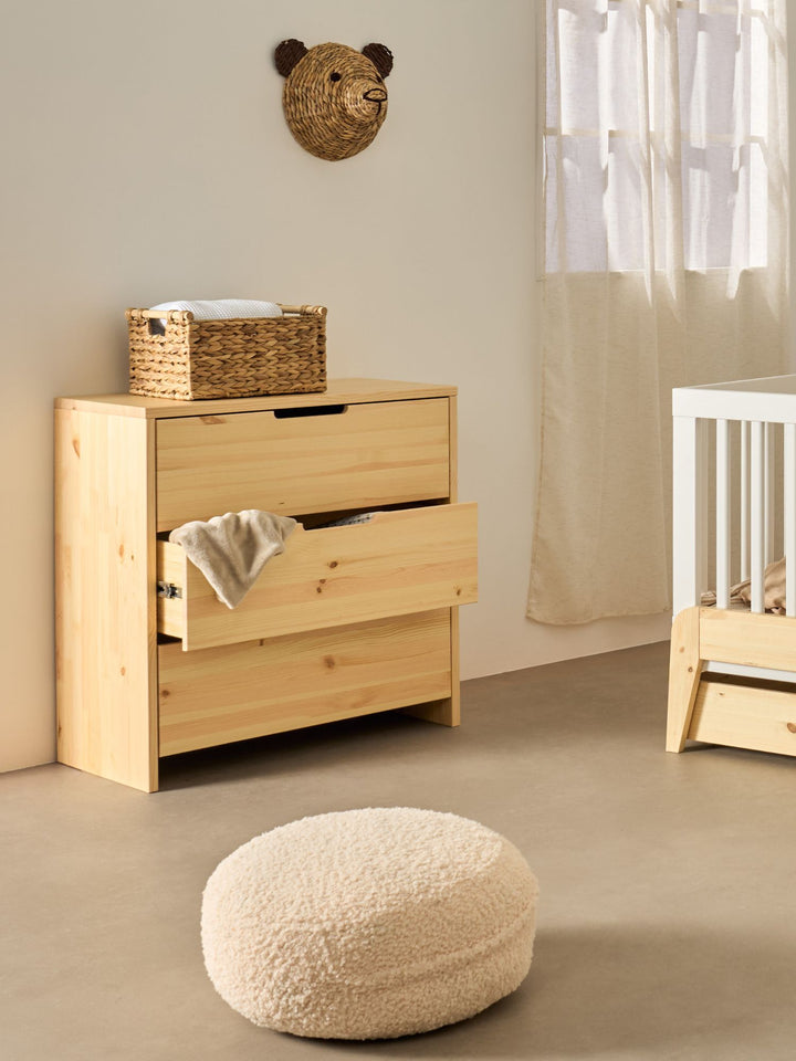 Commode 3 tiroirs en bois naturel dans une chambre d'enfant, tiroir entrouvert et panier de rangement