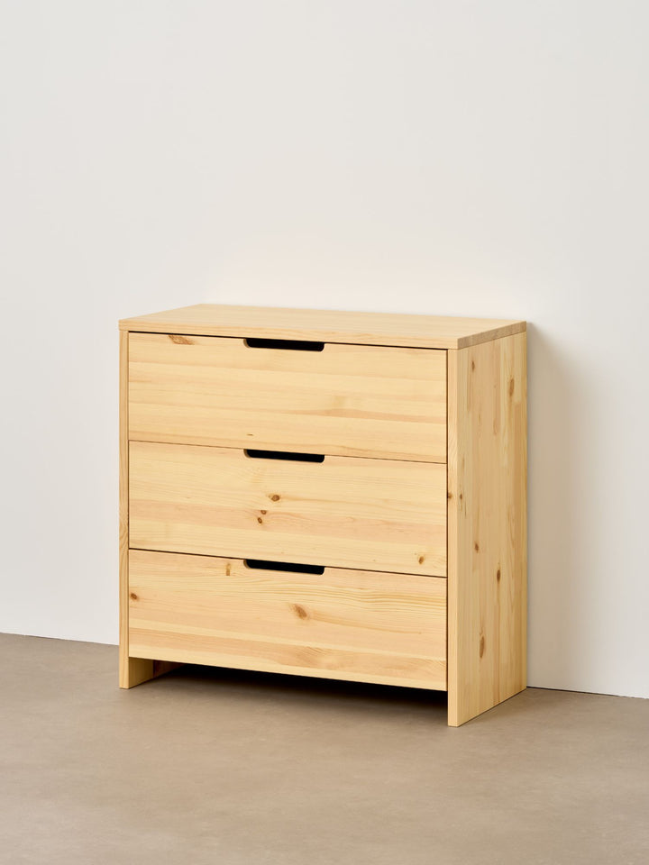 Commode 3 tiroirs Cabania en bois naturel, tiroirs fermés, vue de trois quarts