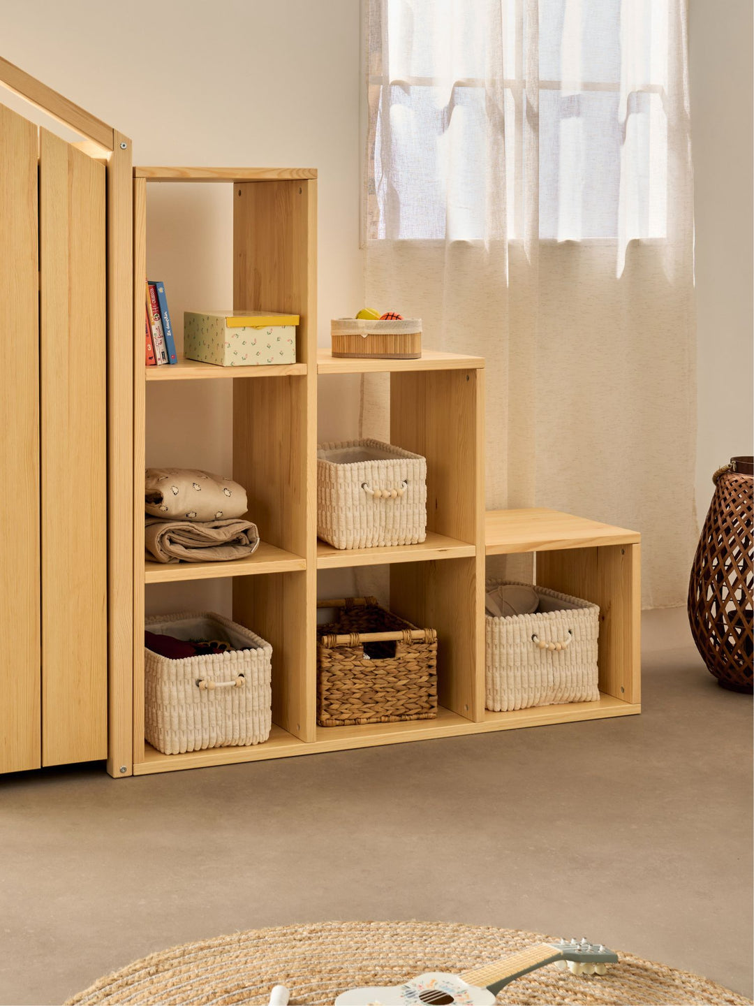Cubes de rangement Cabania en escalier 6 cases, avec paniers, à côté de l'armoire cabane