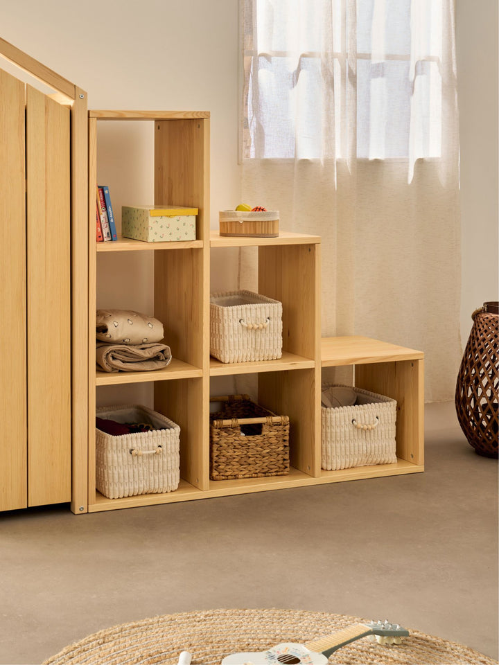 Cubes de rangement Cabania en escalier 6 cases, avec paniers, à côté de l'armoire cabane