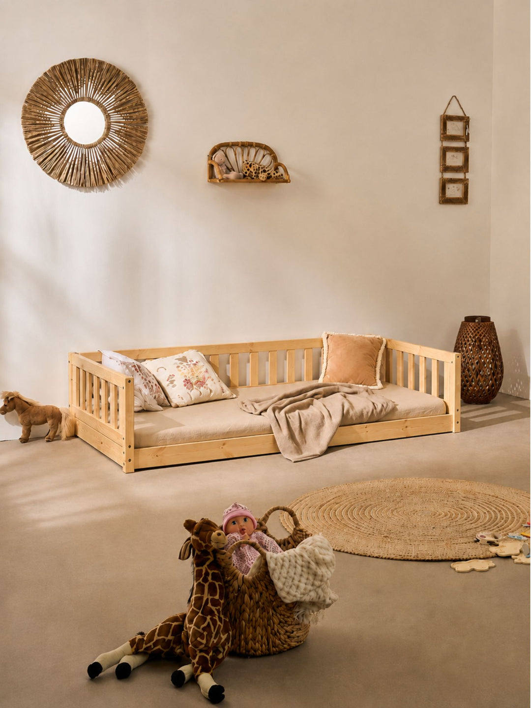 Lit Montessori Barcelone en position basse à 1cm du sol pour autonomie enfant. Bois naturel.