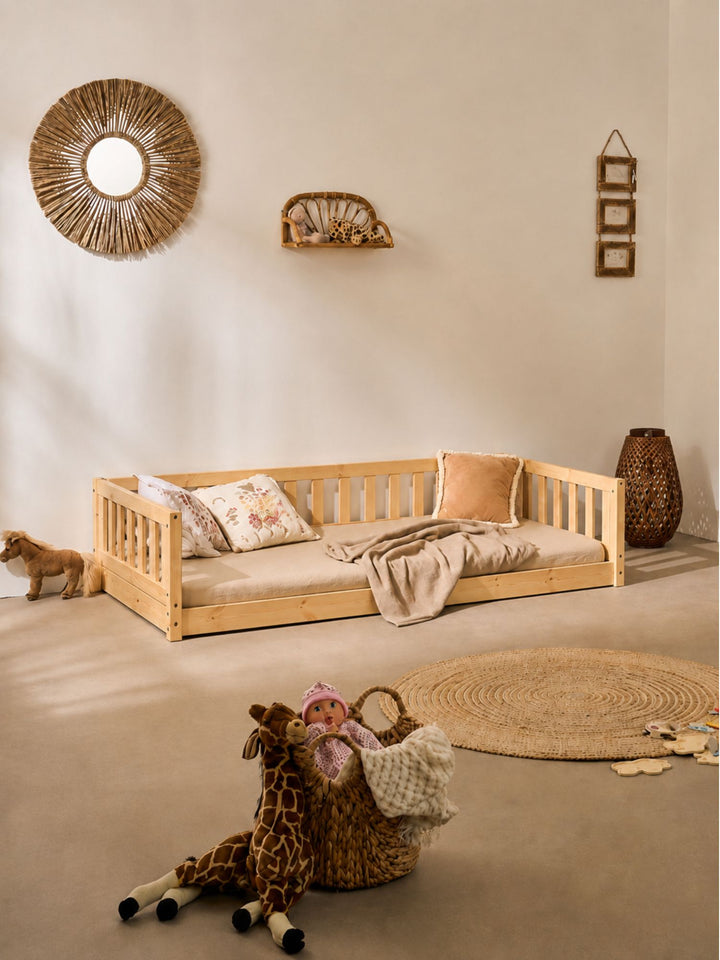 Lit Montessori Barcelone en position basse à 1cm du sol pour autonomie enfant. Bois naturel.