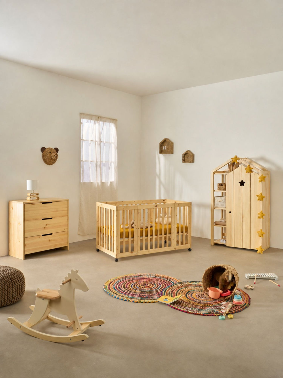 Chambre bébé complète avec lit Kokomo, commode 3 tiroirs, armoire cabane et cheval à bascule