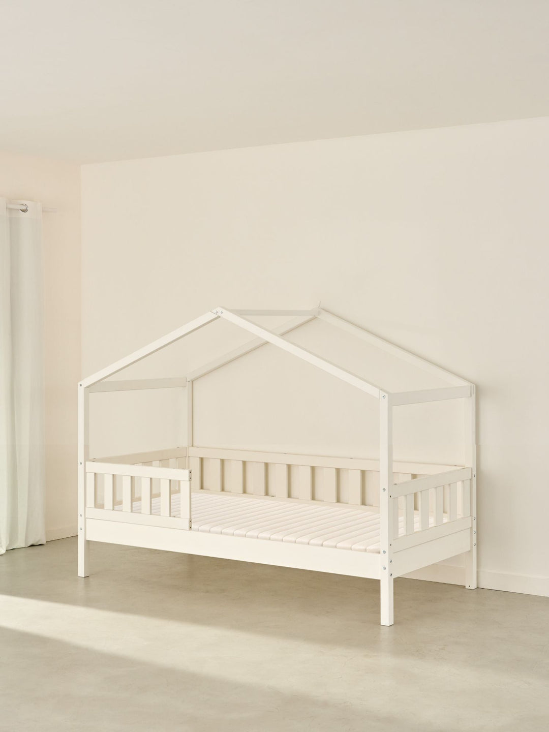 Lit cabane enfant blanc Paris Cabania, une barrière classique. Design épuré, couchage sécurisé.