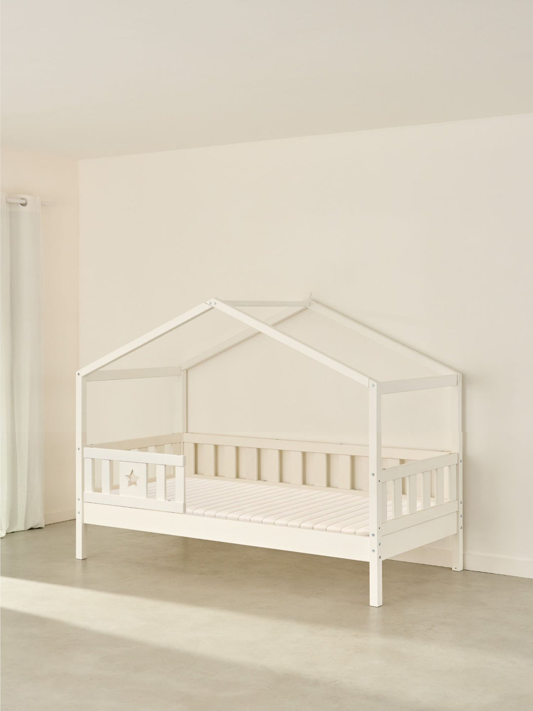 Lit cabane enfant blanc Paris Cabania avec barrière étoile, style Montessori, chambre bébé.
