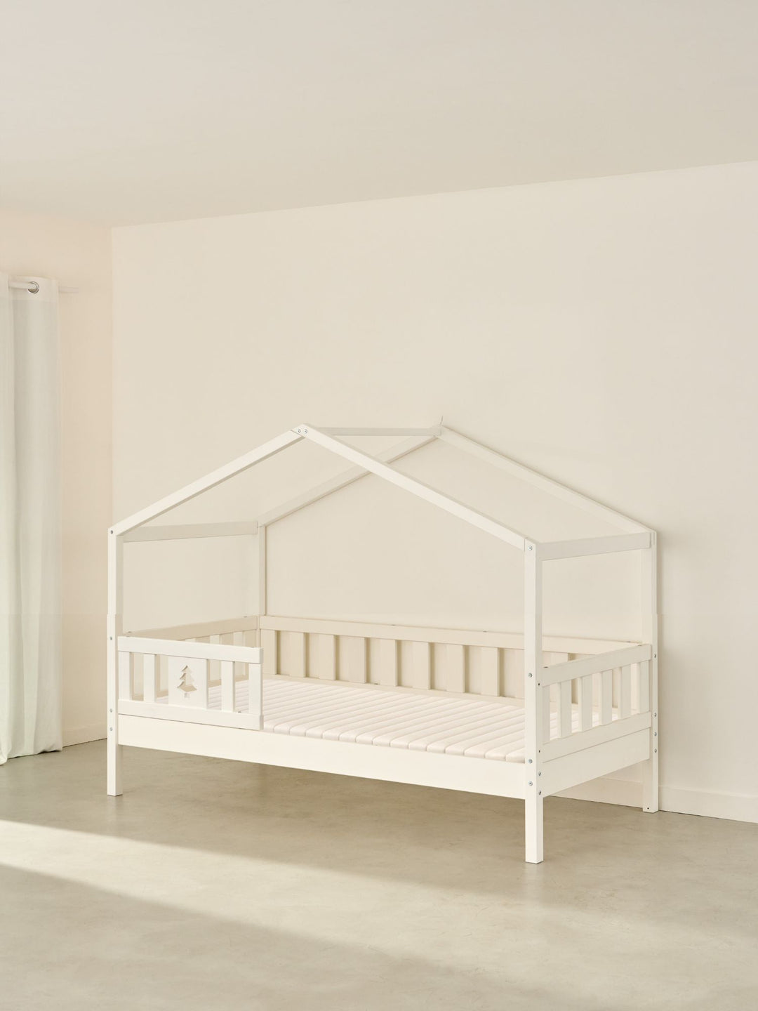 Lit cabane enfant blanc Paris Cabania en sapin avec barrière, design pour chambre junior.