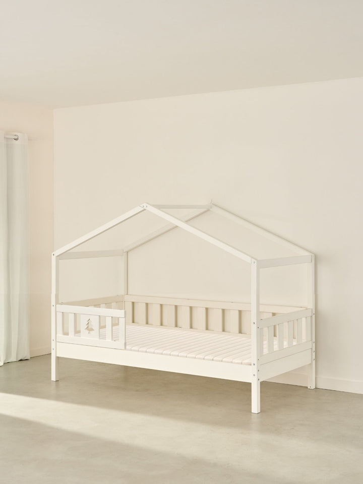 Lit cabane enfant blanc Paris Cabania en sapin avec barrière, design pour chambre junior.