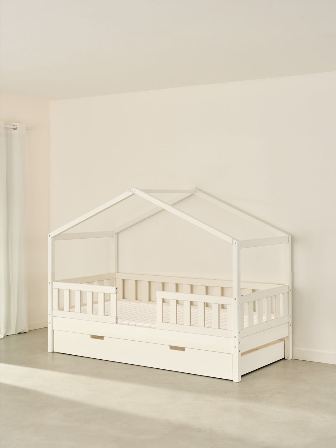 Lit cabane enfant blanc Paris Cabania avec 2 barrières classiques et tiroir-lit intégré, idéal petite chambre.