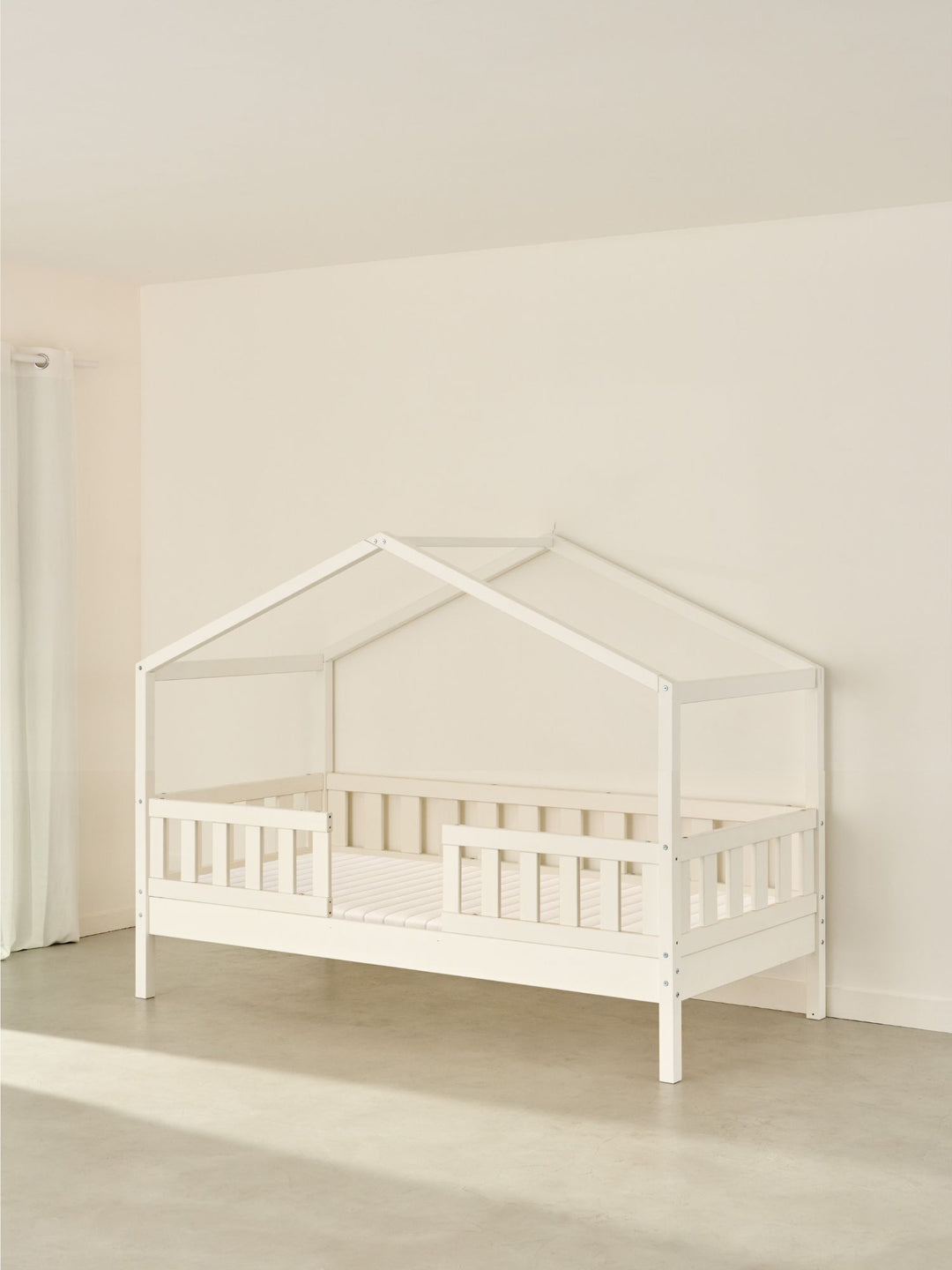 Lit cabane enfant blanc Paris Cabania, 2 barrières classiques, chambre moderne et ludique.