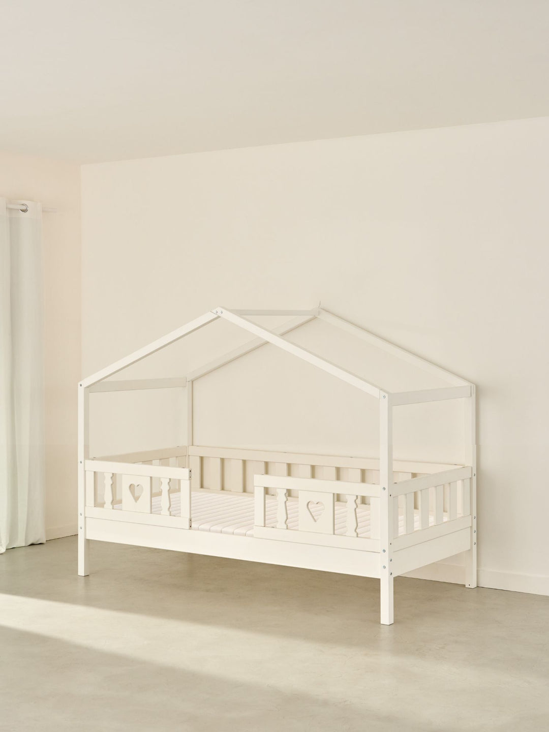 Lit cabane enfant blanc Paris Cabania avec 2 barrières cœur, idéal petite fille, chambre d'enfant.