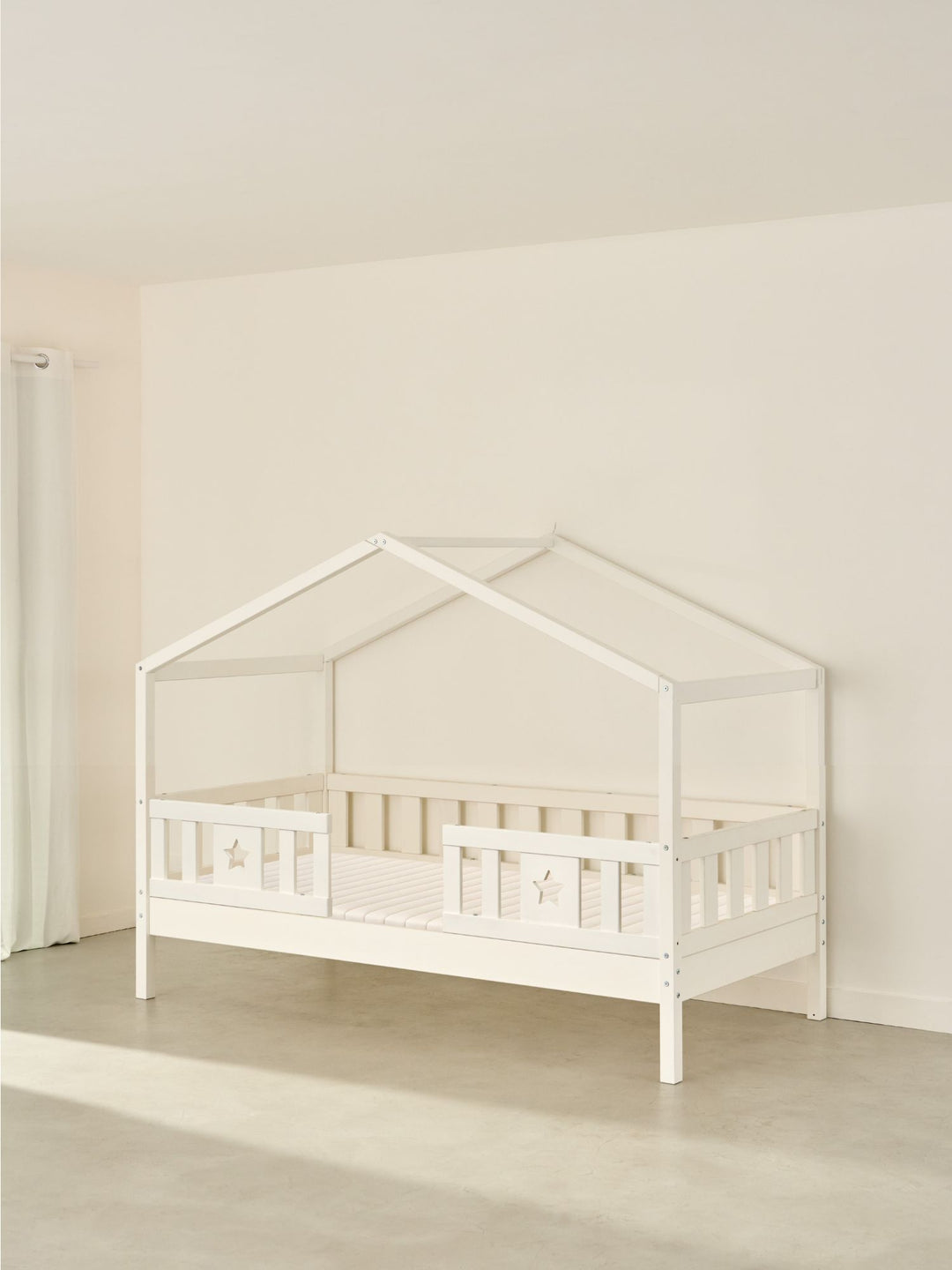 Lit cabane enfant blanc Paris Cabania avec 2 barrières et étoile, design scandinave.