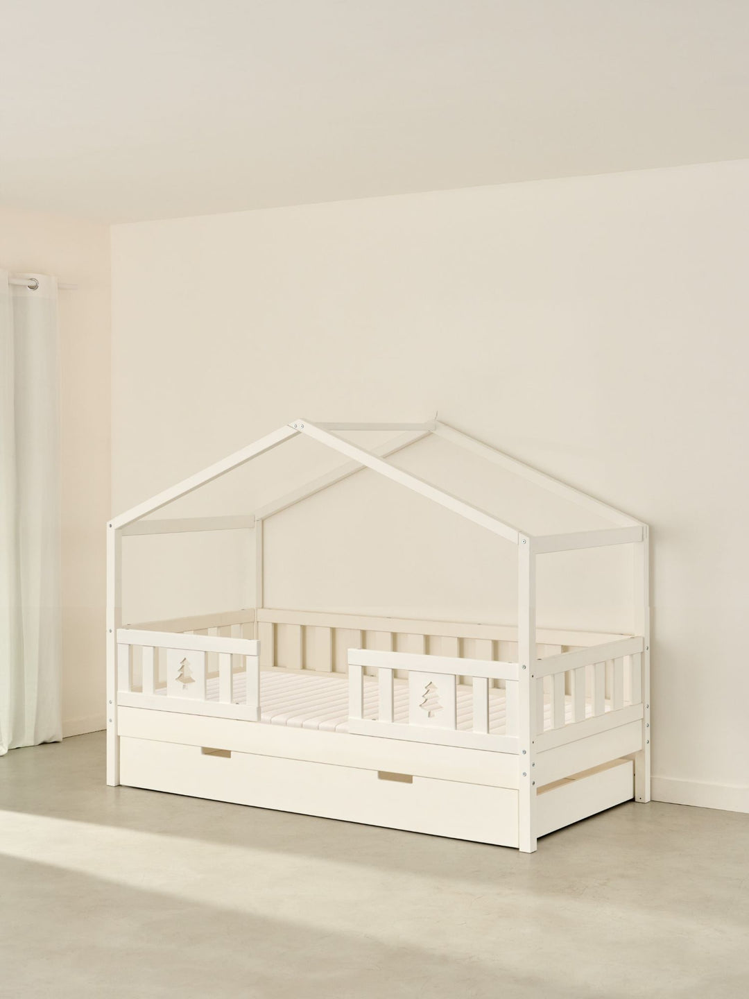 Lit cabane enfant blanc Paris Cabania avec 2 barrières sapin et tiroir-lit, design scandinave mignon.