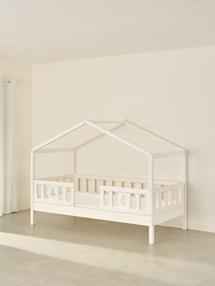 Lit cabane enfant blanc Paris Cabania avec 2 barrières, en sapin naturel, design Montessori pour chambre bébé.