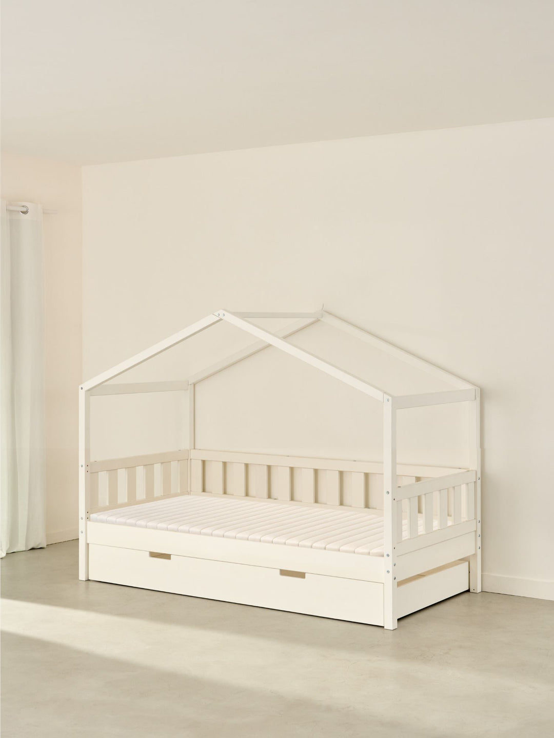 Lit cabane enfant blanc Paris Cabania sans barrière, avec tiroir-lit intégré, design moderne et sécurisé, pour chambre d'enfant.