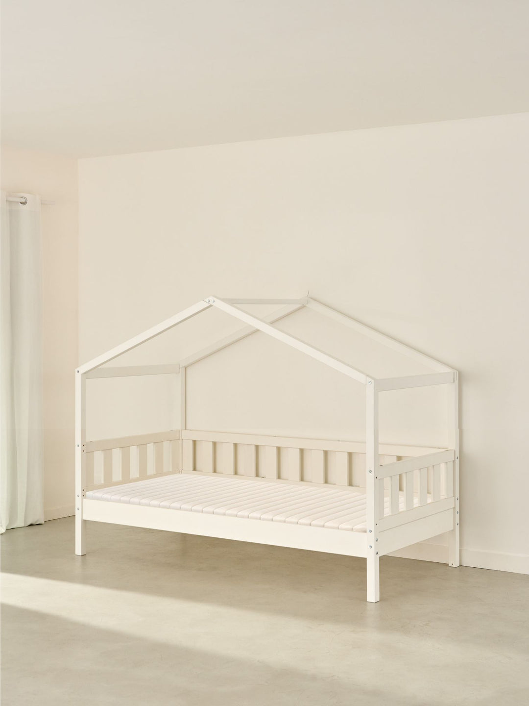 Lit cabane enfant Paris Cabania blanc design sans barrière, sécurité et style pour chambre d'enfant.