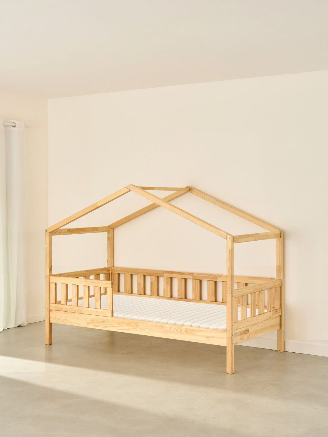 Lit cabane enfant Paris Cabania bois naturel 1 barrière classique pour chambre d'enfant.