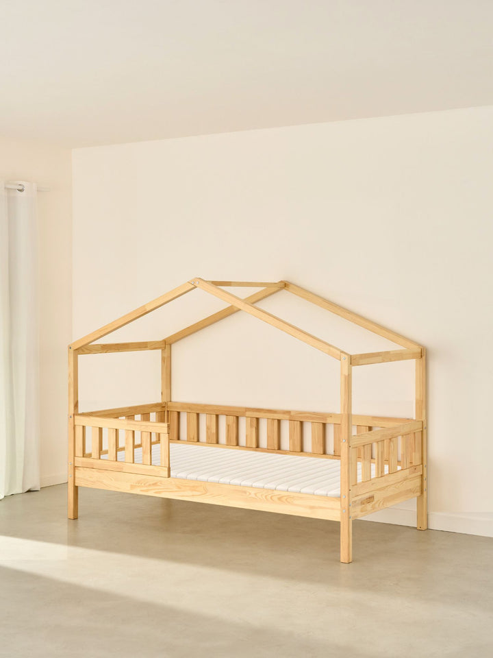 Lit cabane enfant Paris Cabania bois naturel 1 barrière classique pour chambre d'enfant.