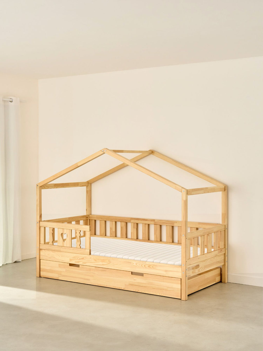 Lit cabane enfant Paris Cabania bois naturel, 1 barrière cœur, tiroir lit inclus. Idéal chambre bébé/enfant.