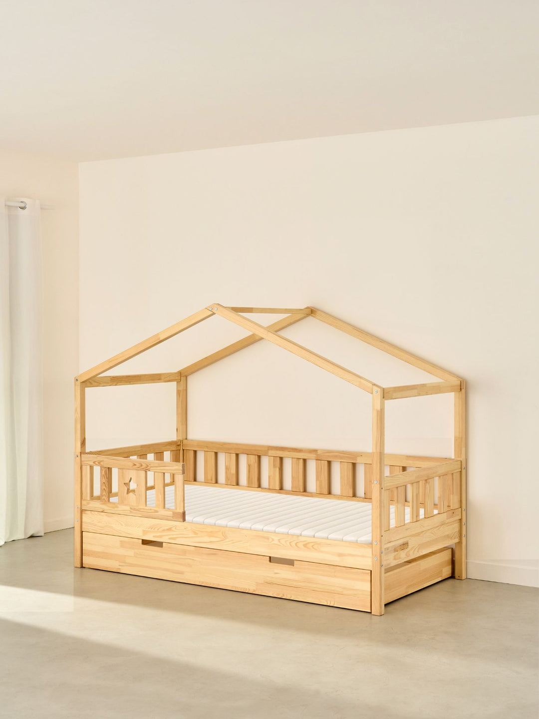 Lit cabane enfant Paris Cabania bois naturel, 1 barrière étoile, tiroir-lit intégré.