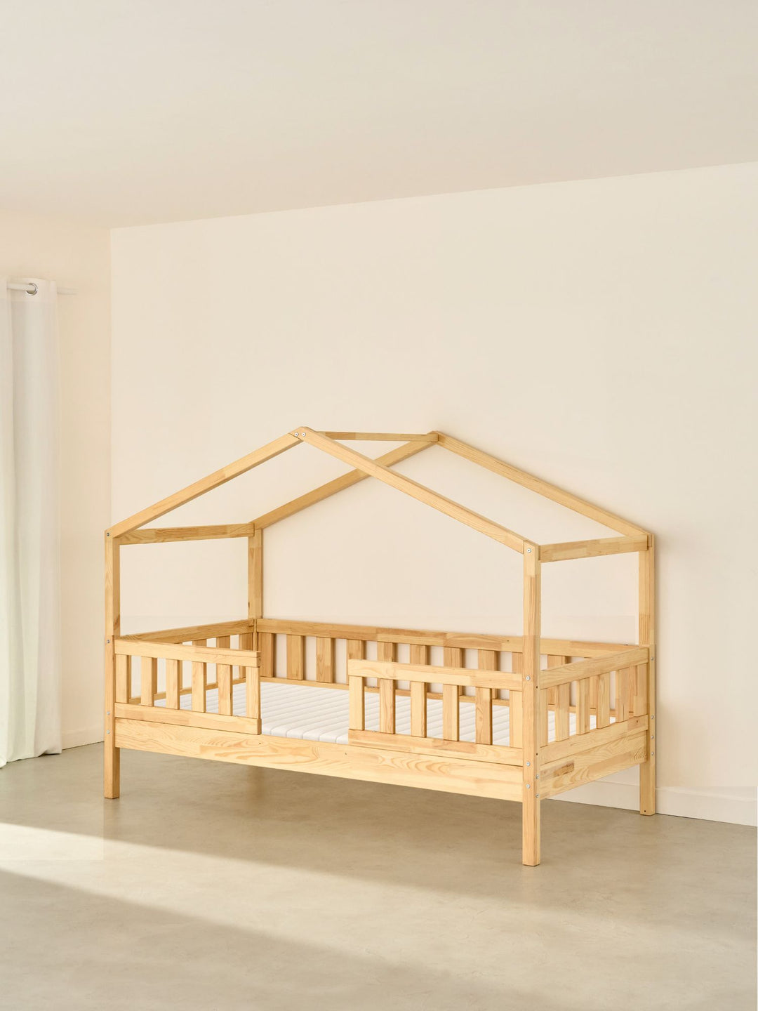 Lit cabane enfant Paris Cabania bois naturel 2 barrières classiques, idéal chambre d'enfant.