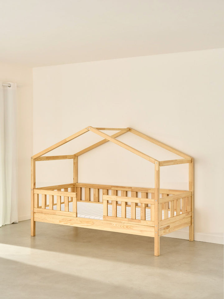 Lit cabane enfant Paris Cabania bois naturel 2 barrières classiques, idéal chambre d'enfant.