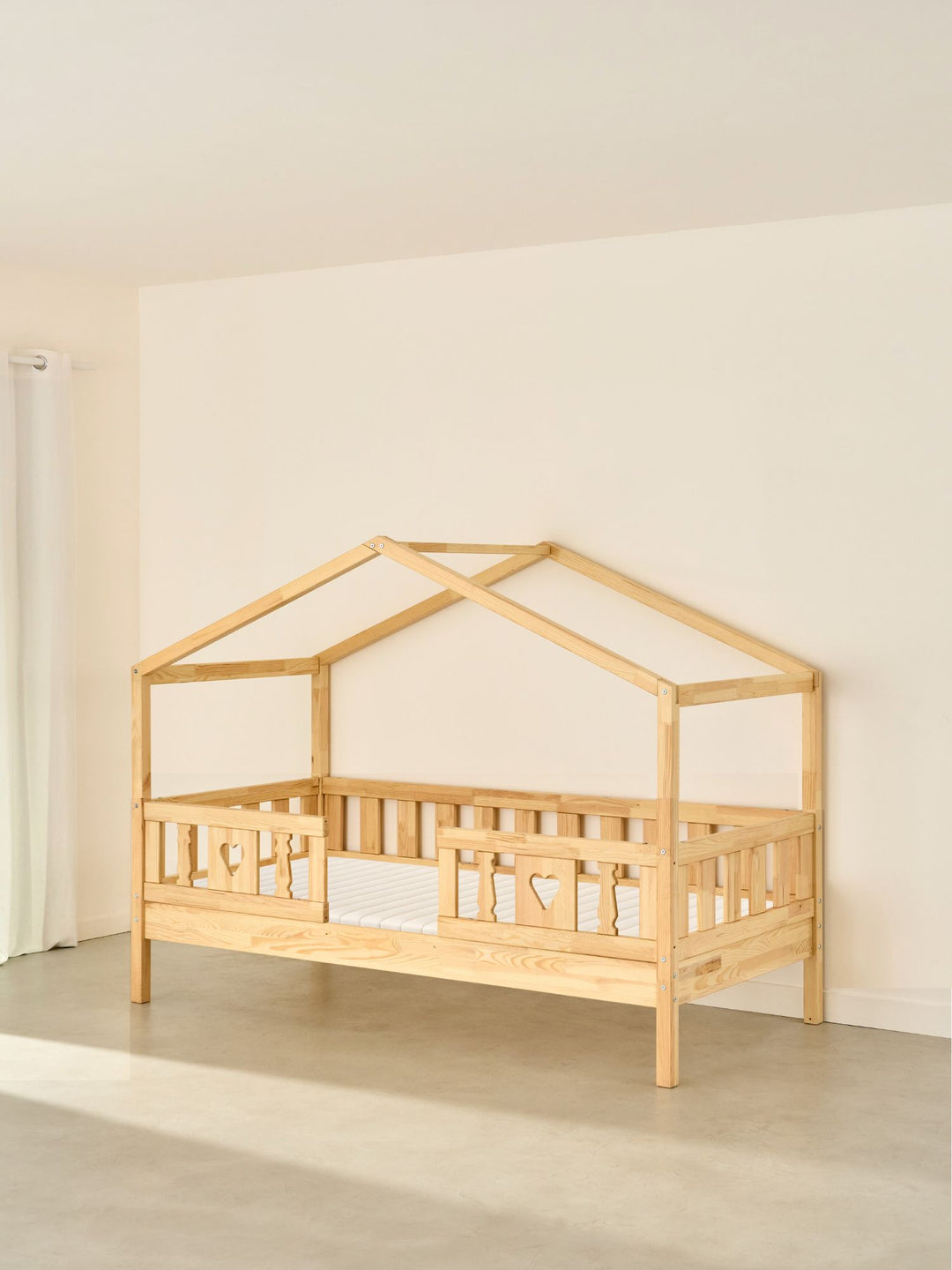 Lit cabane enfant Paris Cabania bois naturel 2 barrières cœur design chambre.