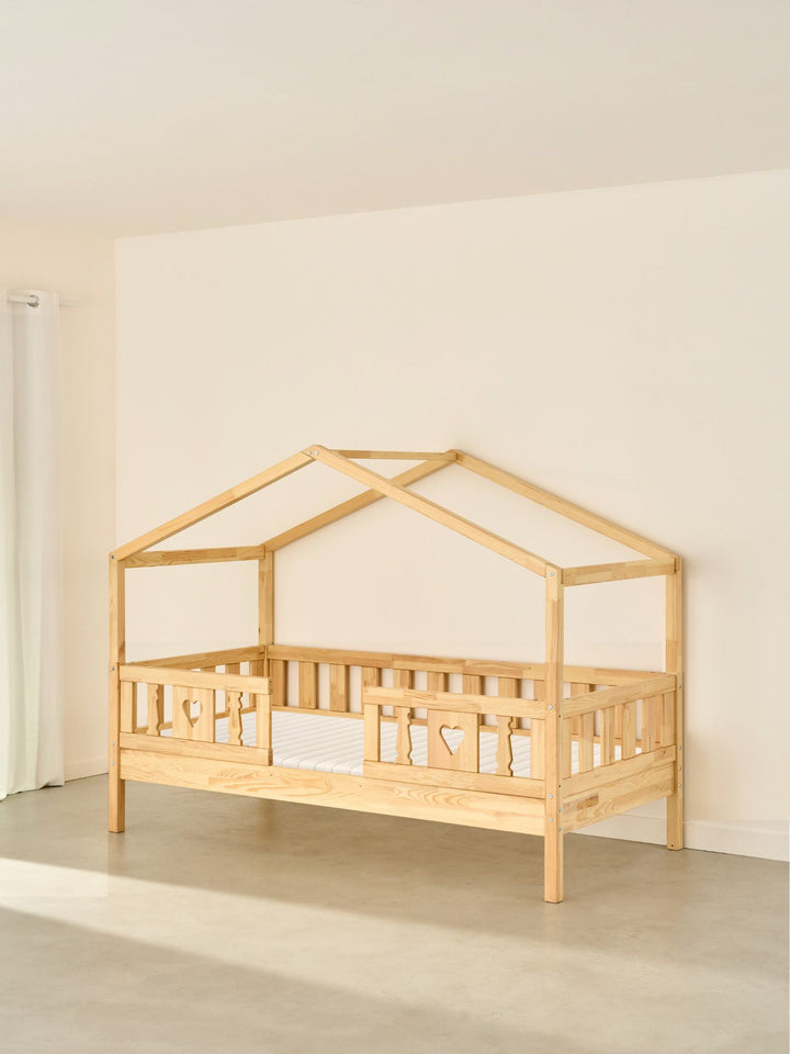 Lit cabane enfant Paris Cabania bois naturel 2 barrières cœur design chambre.