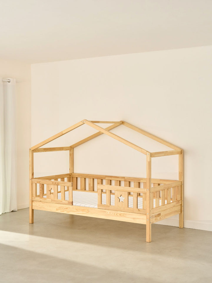 Lit cabane enfant Paris Cabania bois naturel, deux barrières, découpe étoile, design scandinave