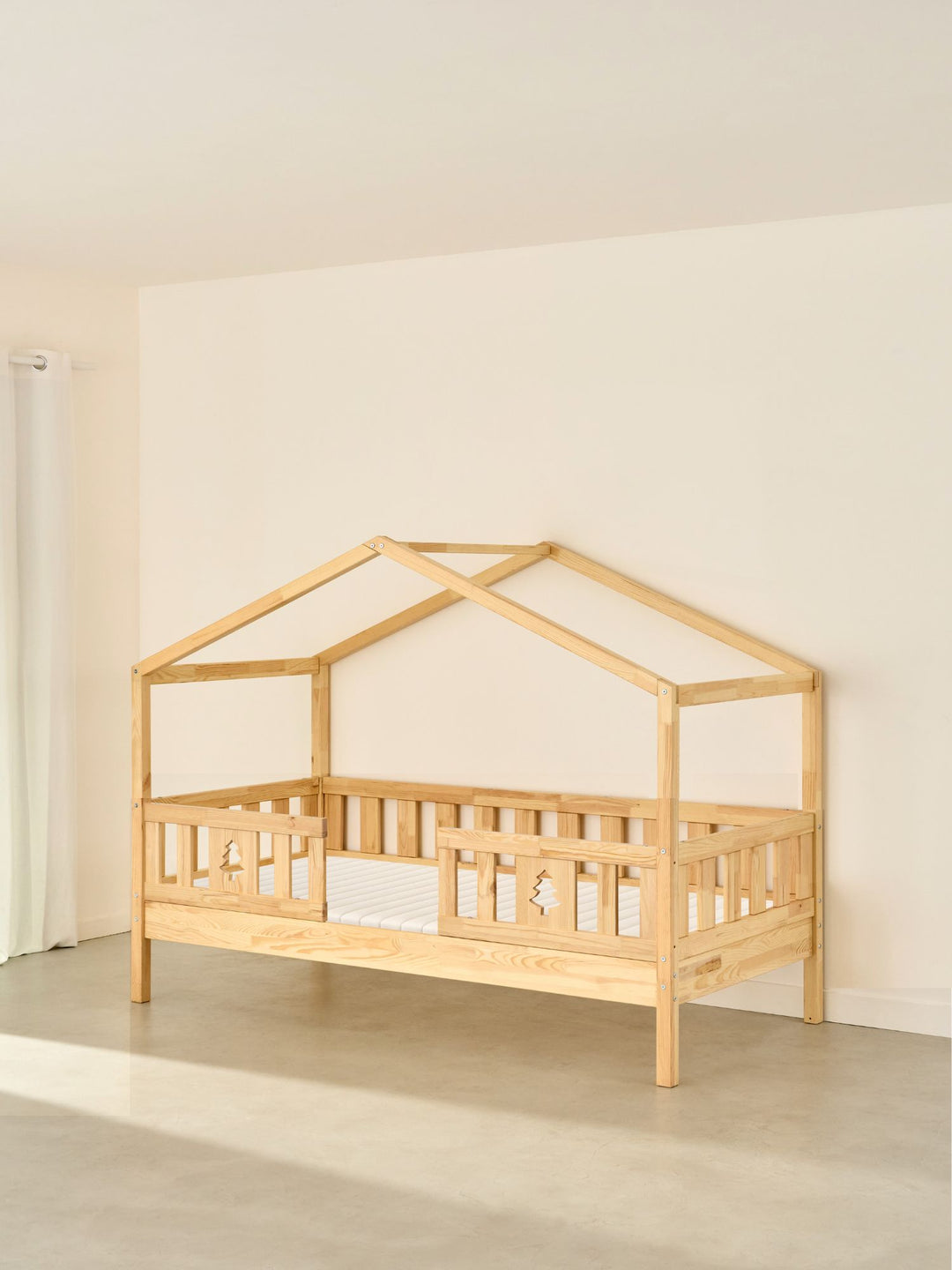 Lit cabane enfant Paris Cabania bois naturel, 2 barrières, sapin clair.