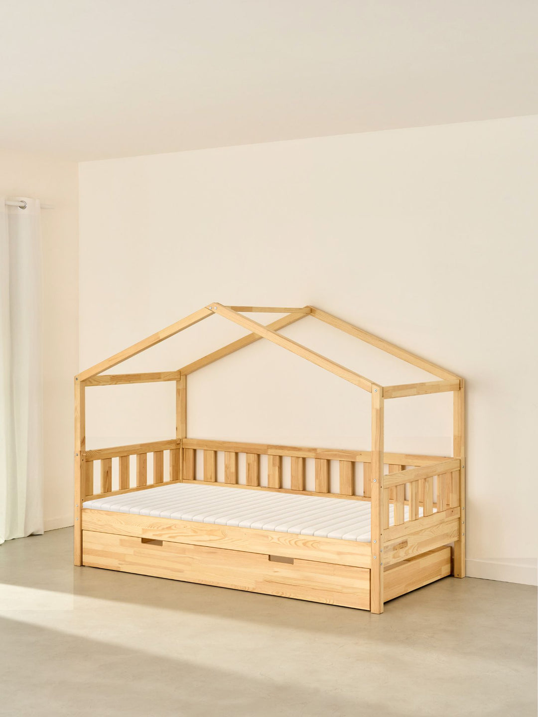 Lit cabane enfant Paris Cabania en bois naturel sans barrière, avec tiroir-lit intégré. Idéal chambre bébé.