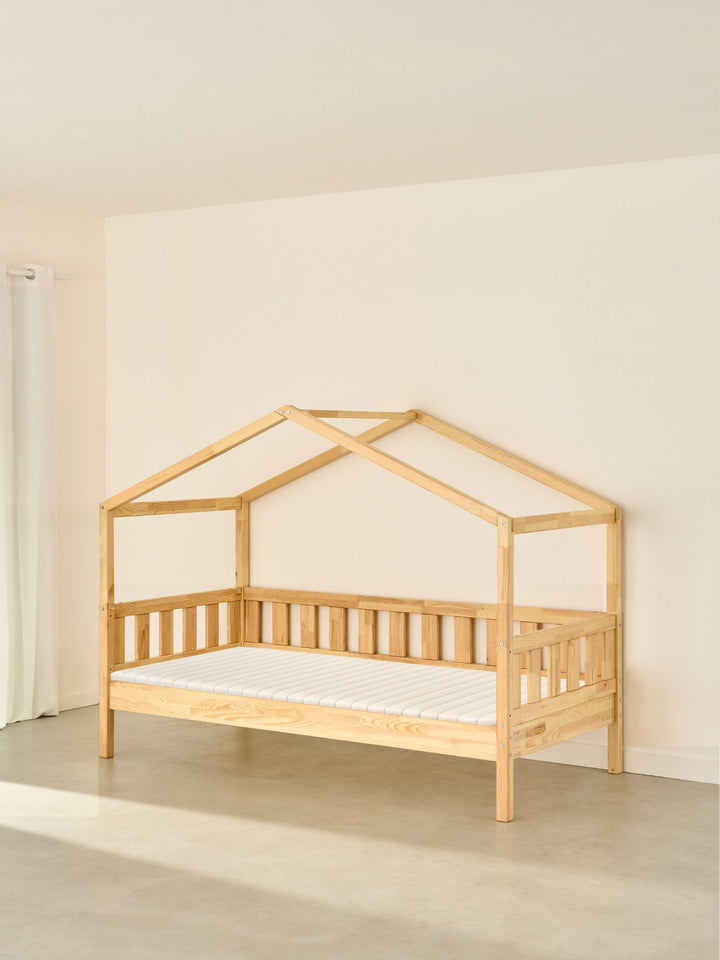 Lit cabane enfant Paris Cabania bois naturel sans barrière, design Montessori pour chambre bébé.