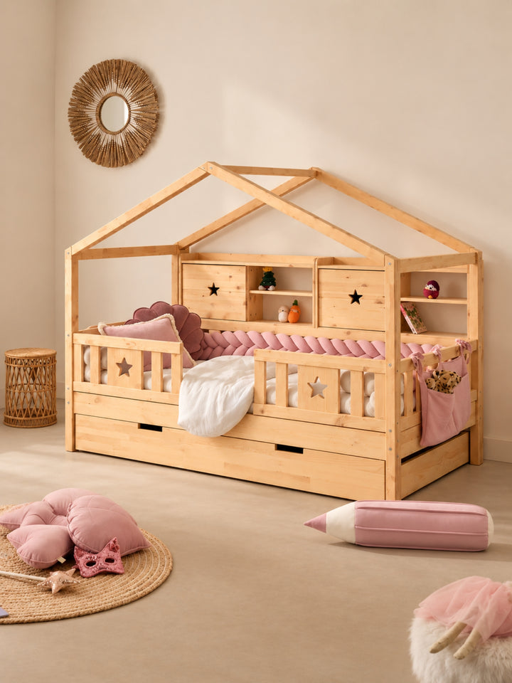 #global Chambre d'enfant avec lit cabane Montmartre, barrières étoile, tresse de lit rose et rangements muraux