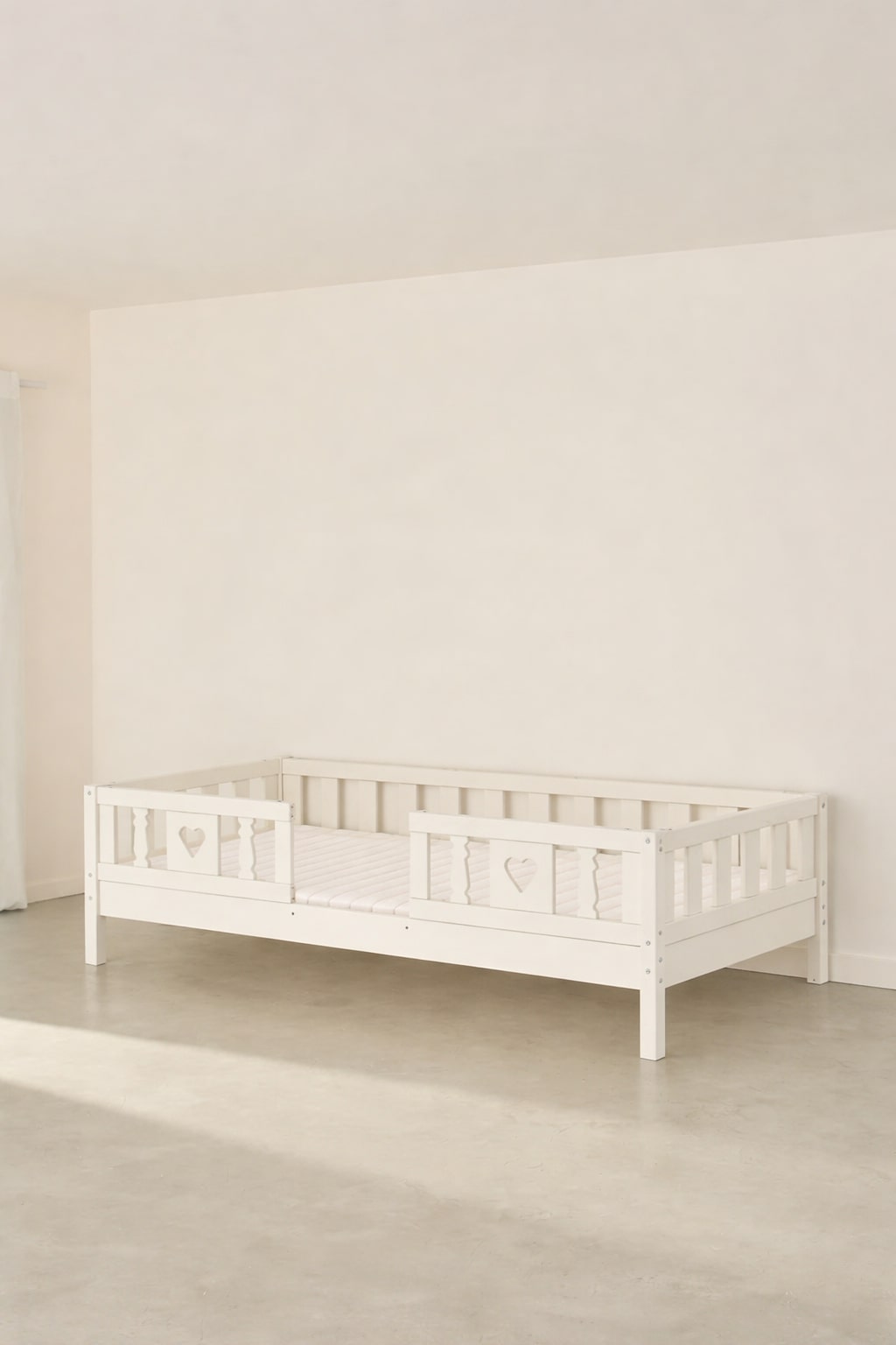 Lit enfant évolutif Barcelone blanc avec barrières cœur, sommier réglable.