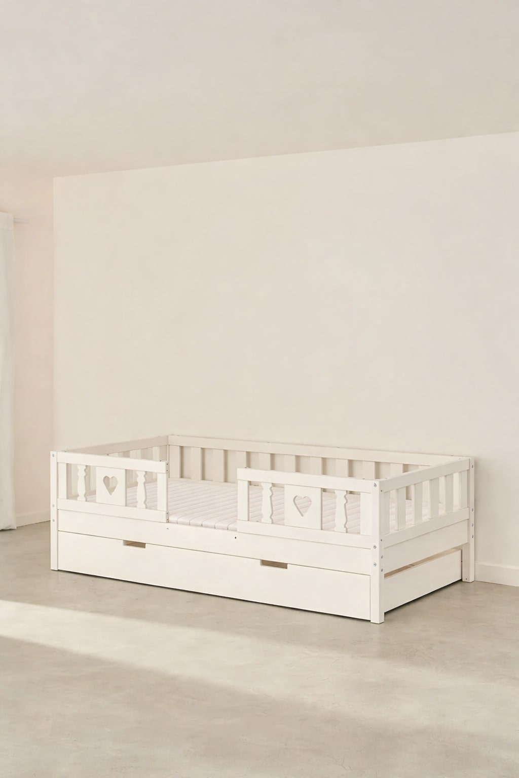 Lit enfant évolutif Barcelone blanc avec barrières cœur, tiroir de rangement, idéal chambre bébé moderne.