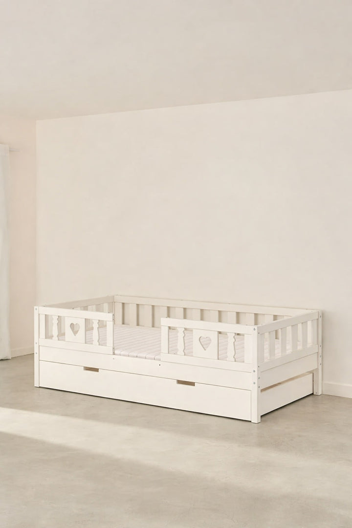 Lit enfant évolutif Barcelone blanc avec barrières cœur, tiroir de rangement, idéal chambre bébé moderne.