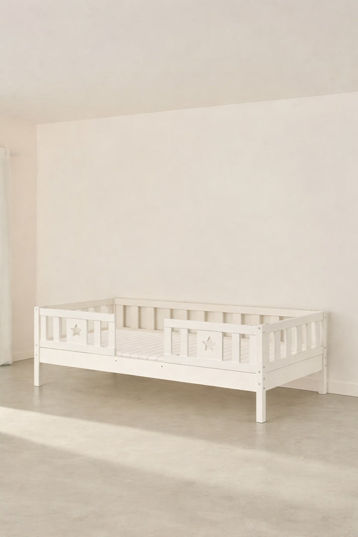 Lit enfant évolutif Barcelone blanc avec deux barrières et motif étoile, design moderne et sûr.