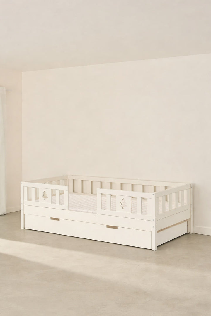 Lit enfant évolutif Barcelone blanc avec barrières sapin et tiroir, pour chambre bébé et enfant.