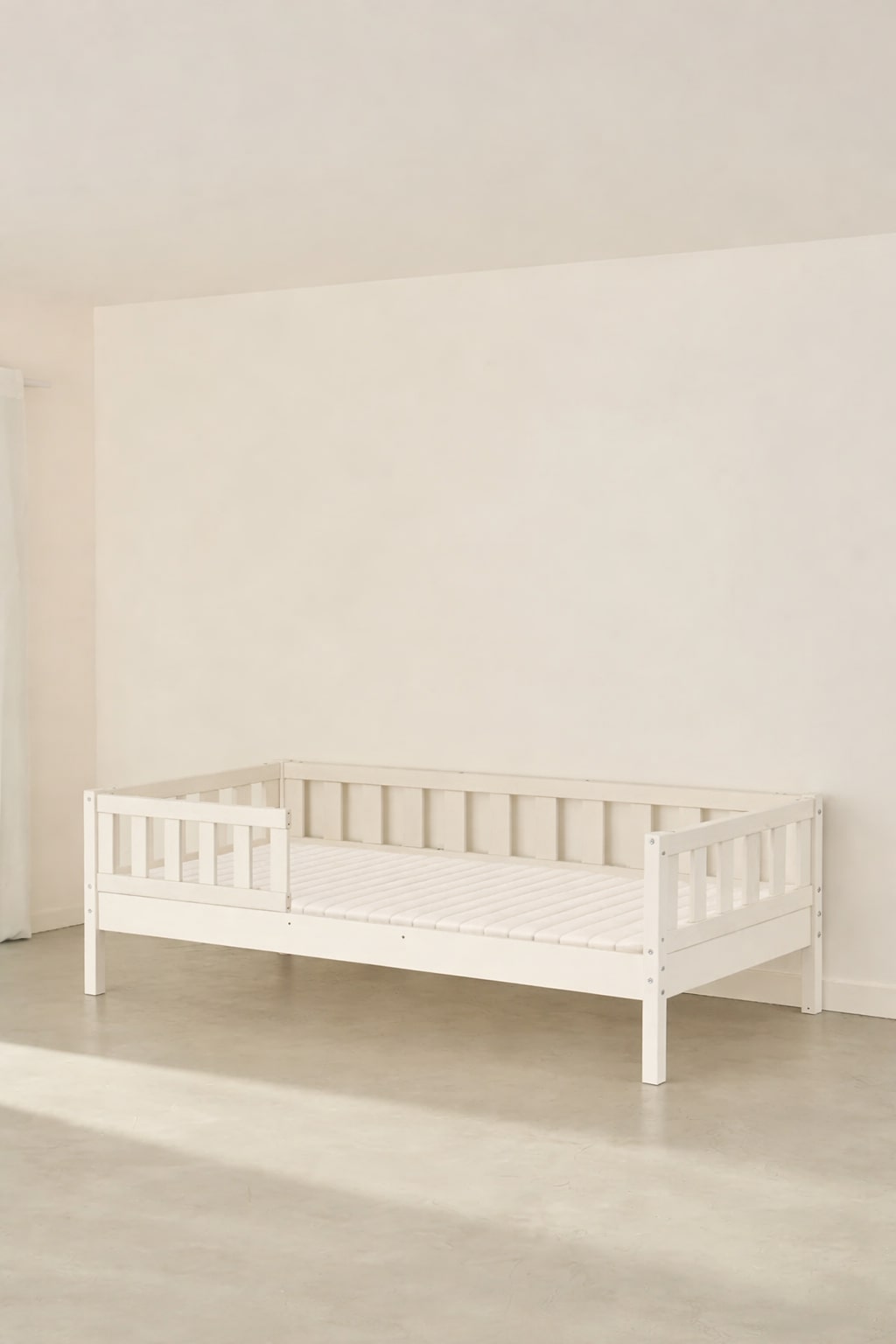 Lit enfant évolutif Barcelone blanc avec barrière classique, couchage bébé, chambre enfant.