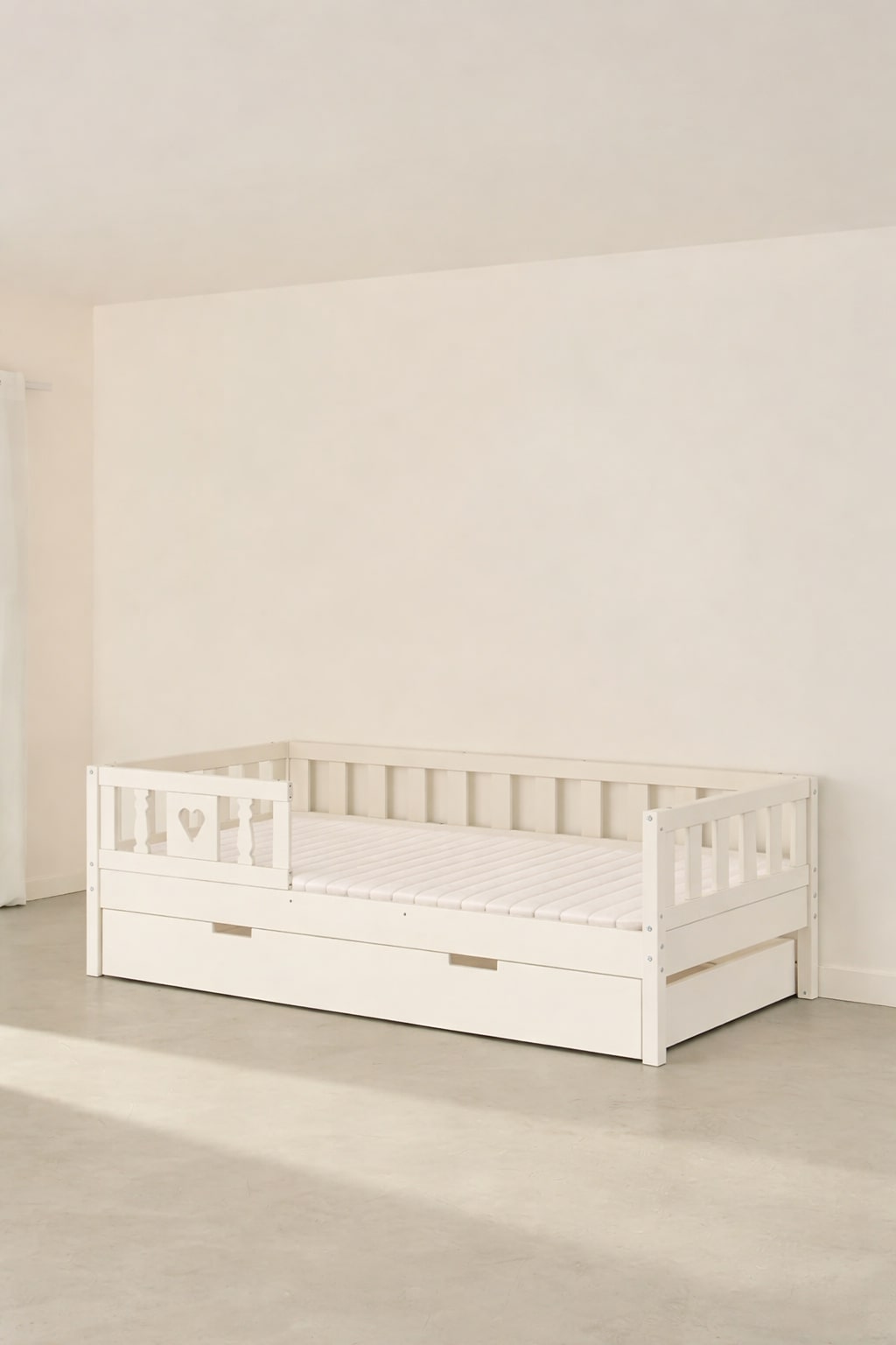 Lit enfant évolutif Barcelone blanc avec barrière cœur et tiroir de rangement, idéal chambre bébé/enfant.