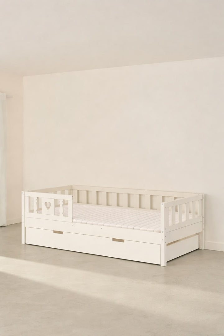 Lit enfant évolutif Barcelone blanc avec barrière cœur et tiroir de rangement, idéal chambre bébé/enfant.